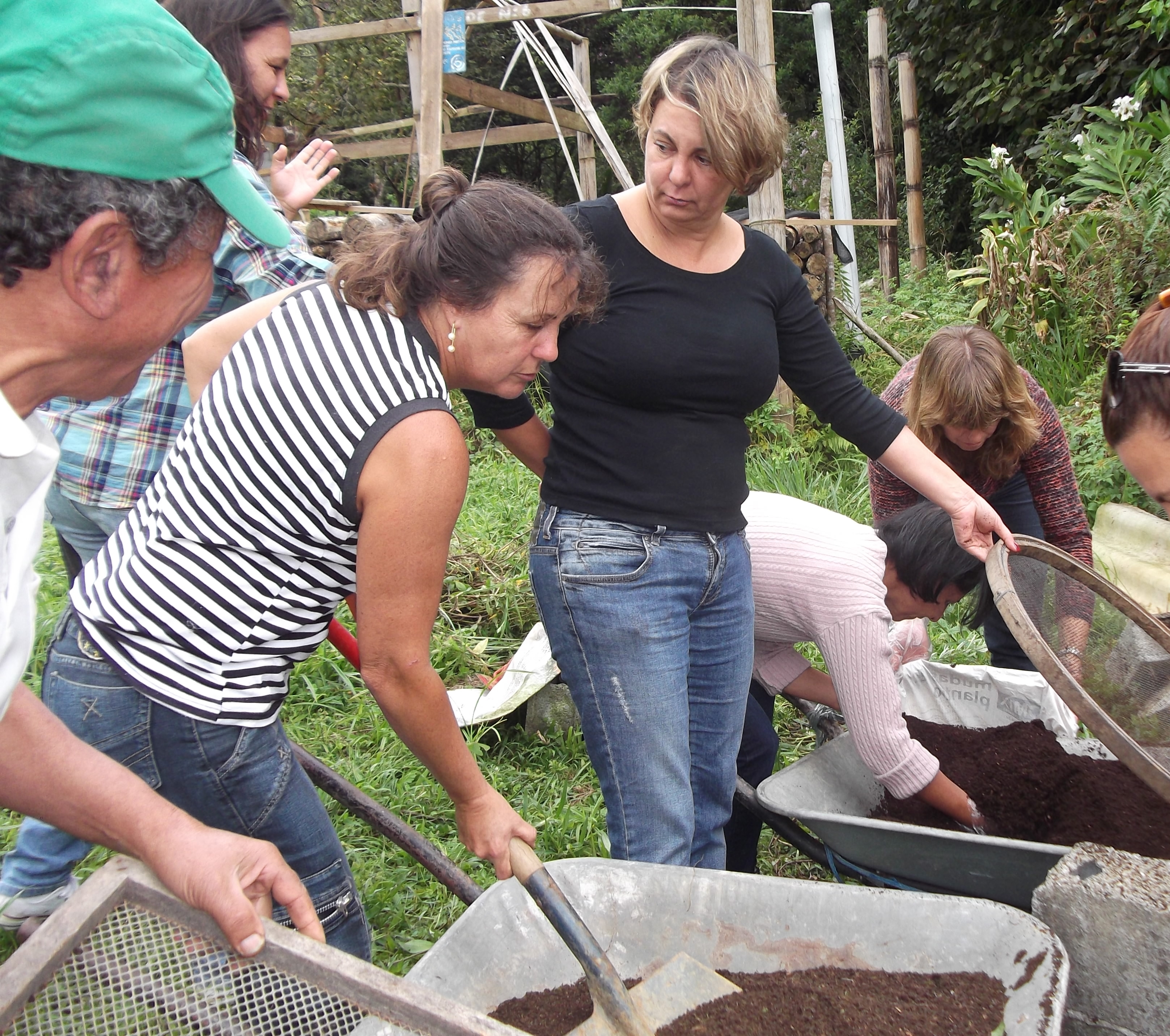 capacitação para o preparo co canteiro de húmus de minhoca.JPG